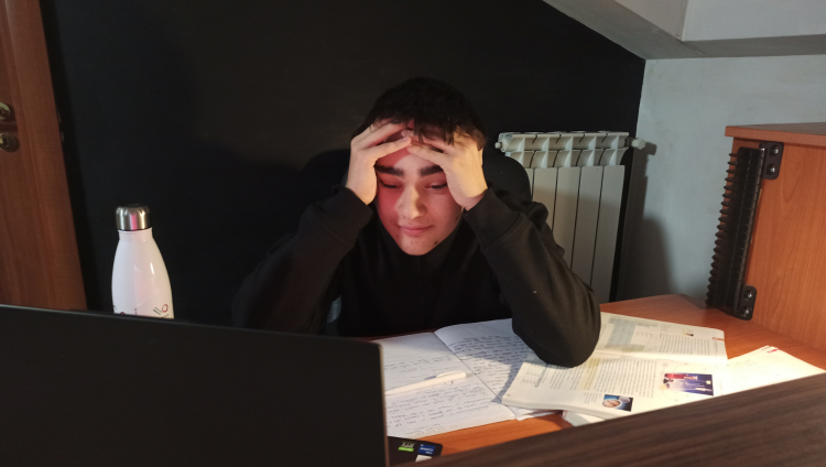 Ragazzo che non ha superato il test di medicina