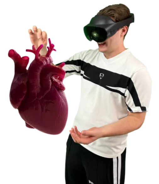 Ragazzo che si prepara al test di medicina con visore e un cuore 3d